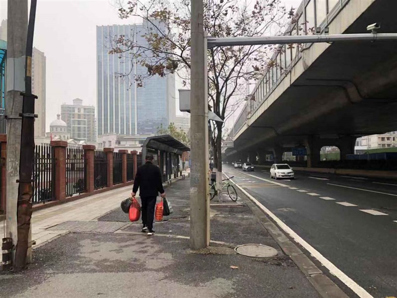 為防止疫情擴散,武漢官方23日凌晨宣布上午10時起「封城」,全市城市公車、地鐵、渡輪及長途客運全面停駛。(中新社提供)