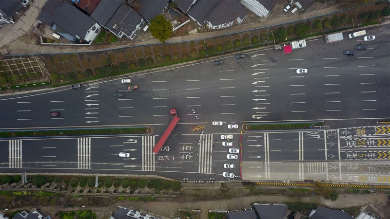 湖北省一天內不斷傳出封城消息。繼武漢市、黃岡市和鄂州市之後,另一個鄰近武漢的城市赤壁市也宣布24日零時起,城市公共運輸、農村客運、省縣級客運暫停運營。圖為湖北高速公路口封閉。(中新社提供)