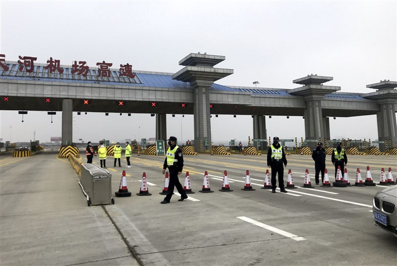 為防堵肺炎疫情蔓延,中國武漢市23日上午10時起公車、地鐵、輪渡、長途客運暫停營運,通往天河國際機場的高速公路也封閉。(中新社提供)