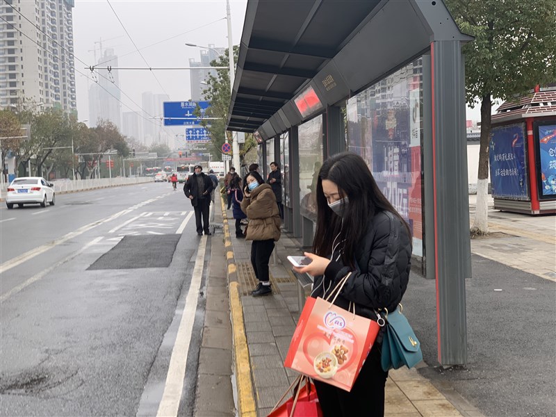 武漢自23日上午10時起,全市公車、地鐵、輪渡、長途客運暫停運營。(中新社提供)