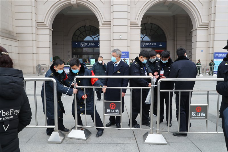 中國湖北省武漢市肺炎疫情擴散程度超乎預期,湖北官方23日凌晨宣布防疫全面進入戰時狀態。圖為23日上午10時,武漢漢口火車站離漢通道暫時關閉。(中新社提供)