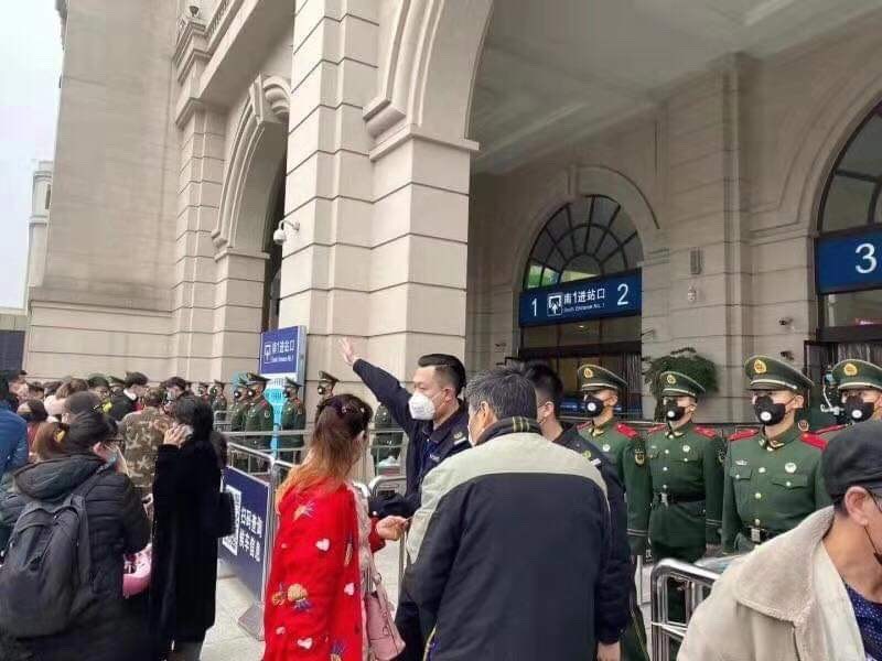 武漢漢口車站外23日上午有民眾欲進入搭車,但遭公安及便衣人員攔阻。武漢市當局23日凌晨宣布,市內地點及聯外鐵路、機場上午10時起暫停營運,民眾不得出城。(讀者提供)