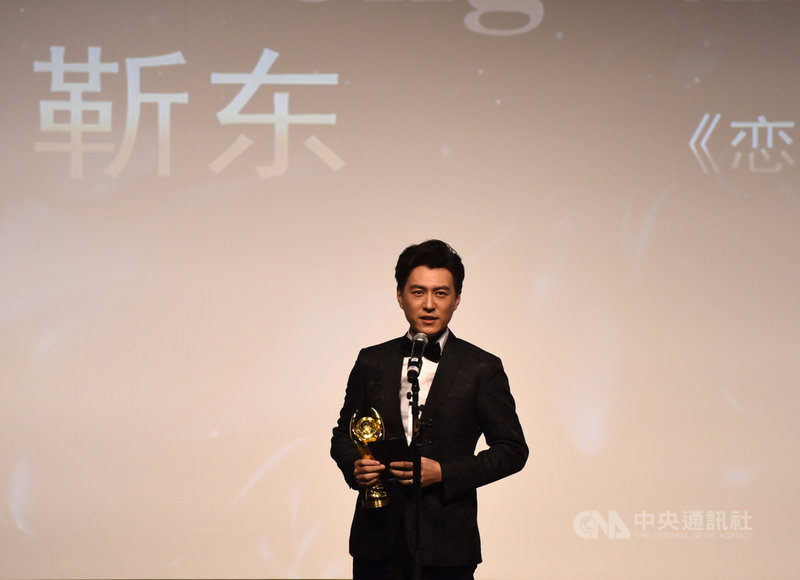 「老幹部」這個流行語源自中共的「離休幹部」,光憑正氣凜然、作風端正就想贏得老幹部封號還遠遠不夠,還有個必要條件就是高顏值。圖為中國男星靳東,他是中國民眾公認的「老幹部」範本。(中新社提供)中央社 109年1月24日