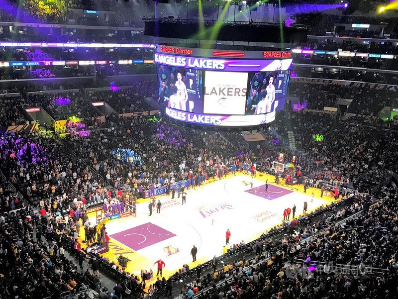 一名球迷在30天內,挑戰登上美國職業籃球聯盟NBA全部30支球隊的主場大螢幕。圖為洛杉磯湖人主場。中央社記者林宏翰洛杉磯攝 109年1月25日