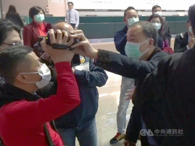 中國武漢肺炎疫情來勢洶洶,在衛生福利部疾病管制署與交通部觀光局協調下,來自武漢的旅客25日下午起被陸續安排搭機離台,部分團員在看到媒體拍攝時心情波動,雙方發生爭執,並一度拍打媒體鏡頭。(旅客提供)中央社 109年1月25日
