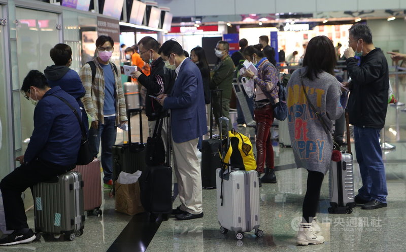 因應中國武漢肺炎疫情,來自武漢的旅客25日下午起被陸續安排搭機離台。中央社 109年1月25日