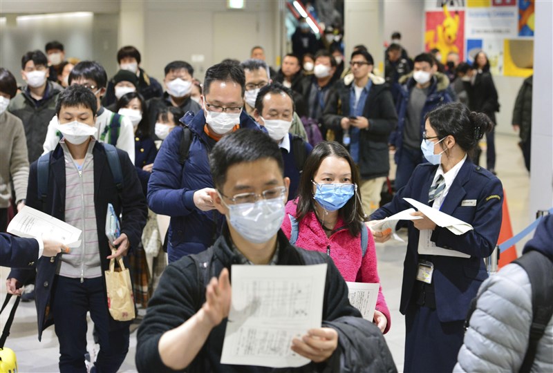 中國旅行社協會25日宣布,全國旅行社及在線旅遊企業即日起暫停經營團隊旅遊及「機票加酒店」產品。圖為24日一批中國旅客抵達日本關西機場。(檔案照片/共同社提供)