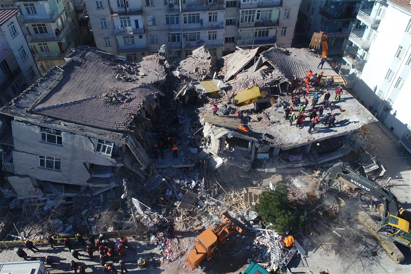 土耳其東部艾拉齊省24日晚間發生規模6.8強震，搜救團隊25日在倒塌建築物的瓦礫堆中尋找生還者。相隔921地震20年，兩場強震卻串起一份距離8000餘公里的情誼。（安納杜魯新聞社提供）
