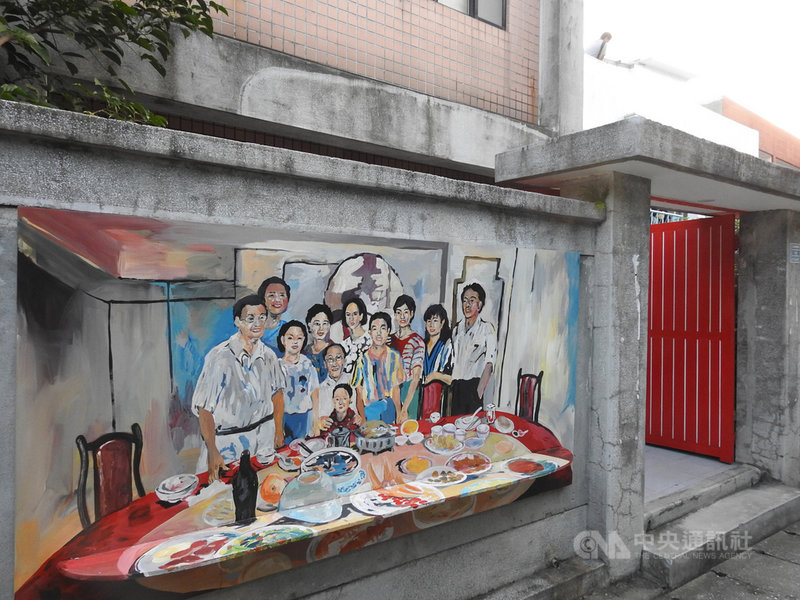 空軍三重一村在新北市政府妥善保存下,以「新北市眷村文化園區」存續,牆上彩繪描述昔日生活點滴,凸顯濃濃鄉愁。中央社記者王鴻國攝 109年1月26日