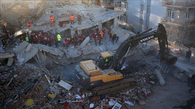 土耳其24日晚間發生規模6.8的地震,造成31人死亡、1547人受傷。(安納杜魯新聞社提供)