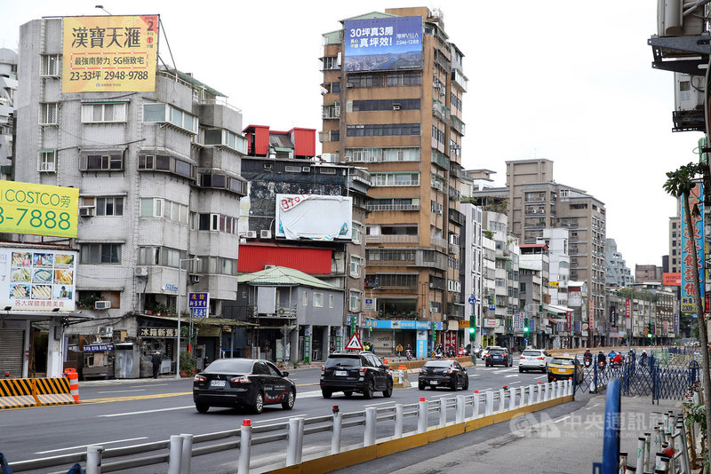 春節期間台北市中正橋引道重慶高架橋進行拆除工程,27日提前完工恢復開放通車。中央社記者郭日曉攝 109年1月27日