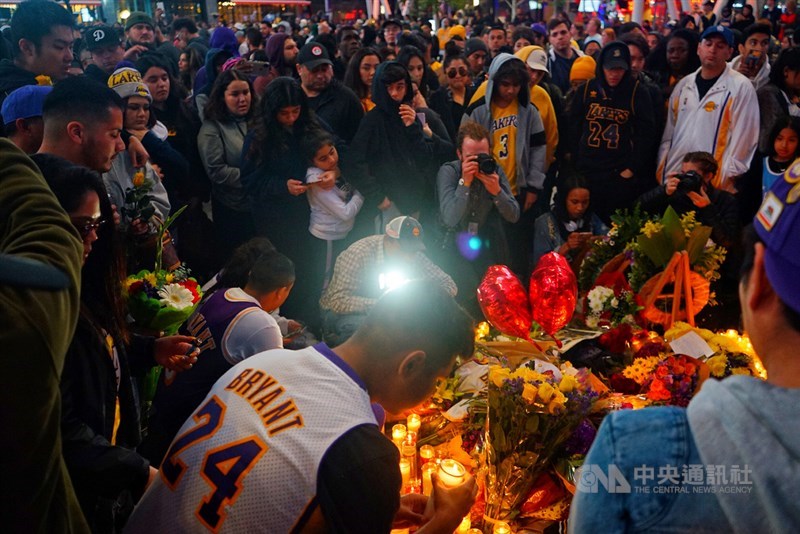 美國職籃NBA洛杉磯湖人傳奇球星布萊恩(Kobe Bryant)26日不幸墜機過世,大批球迷聚集在湖人主場史泰博中心(Staples Center)外廣場,追悼這位傳奇球星。中央社記者王騰毅洛杉磯攝 109年1月27日
