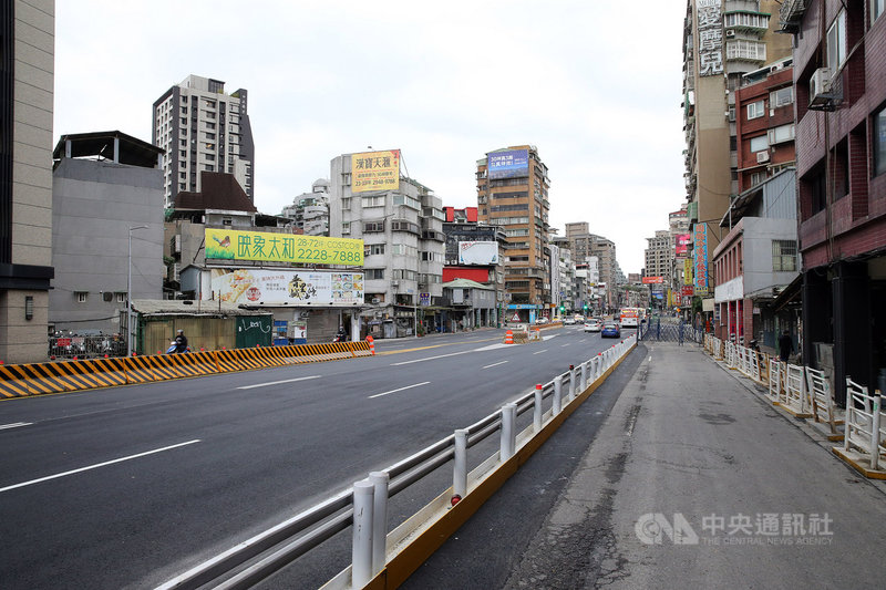重慶南路高架橋閃電拆除,27日提前完工恢復開放通車,睽違49年的重慶南路三段呈現全線平面景觀大道。中央社記者郭日曉攝 109年1月27日