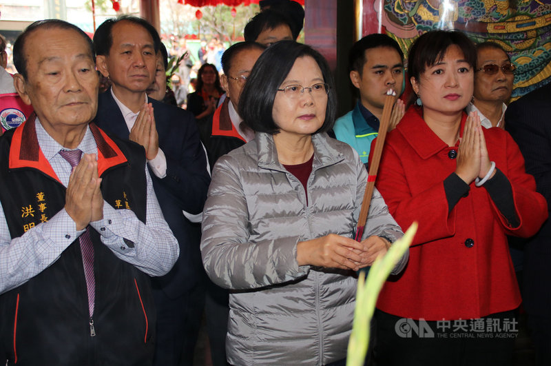 總統蔡英文(前中)27日到南投縣草屯鎮惠德宮參拜祈福並發放福袋,祝福民眾身體健康、一切平順。中央社記者蕭博陽南投縣攝109年1月27日