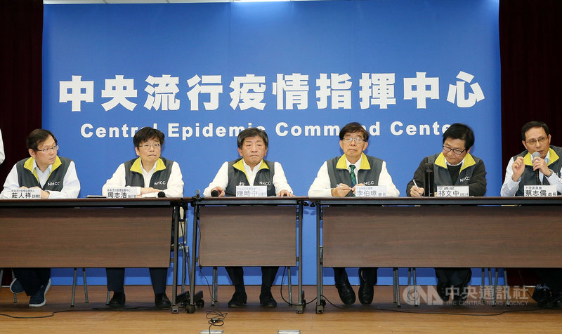 中央流行疫情指揮中心27日下午舉行嚴重特殊傳染性肺炎記者會，指揮中心指揮官陳時中（左3）率相關首長出席說明疫情應對措施。中央社記者郭日曉攝 109年1月27日
