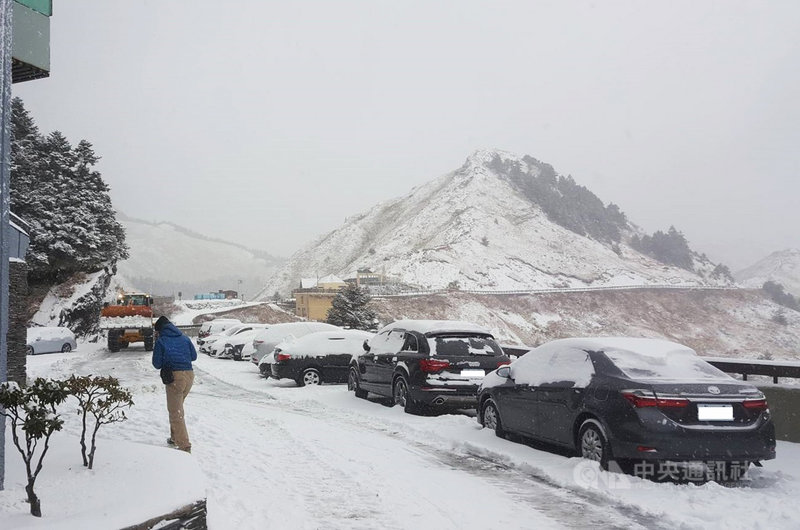 入冬首波寒流配合華南水氣，合歡山28日凌晨起飄雪，且雪量不少，天亮後，住宿松雪樓遊客看到合歡山化身銀白雪國都忍不住驚呼。（3158 Cafe提供）中央社記者蕭博陽南投縣傳真109年1月28日