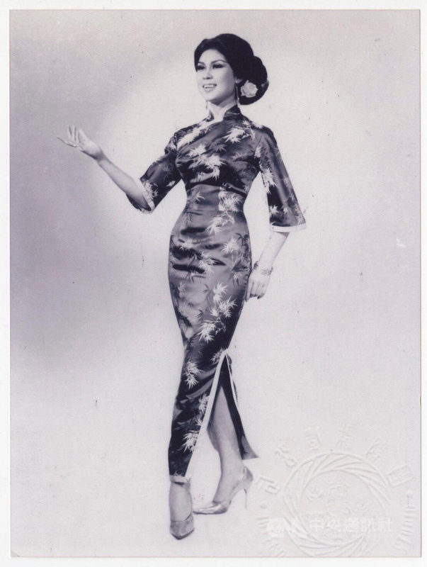 有「最美麗主持人」稱號的白嘉莉活躍於民國60年代，紅極一時，圖為白嘉莉18歲時穿旗袍拍攝的照片。（白嘉莉提供）中央社記者周永捷傳真 109年1月28日