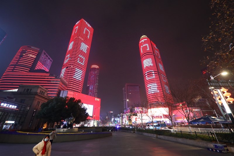 曾任德國駐中國大使的史丹澤28日表示,武漢肺炎對習近平統治權威是一大威脅。圖為中國南京市28日晚間街道上不見大年初四人潮,只有高聳大樓點亮「戴口罩」等防疫標語。(中新社提供)