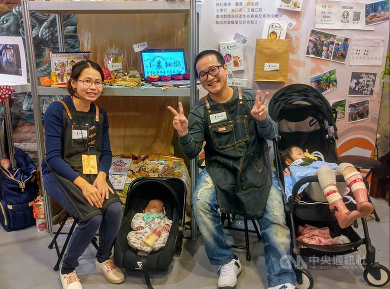 七年級生潘品言(右2)結合屏東在地食材,自製研發彩虹麵條,還打算和妻子(左)開設小農麵攤,攜手農民解決農產品過剩問題。(潘品言提供)中央社記者許秩維傳真 109年1月29日