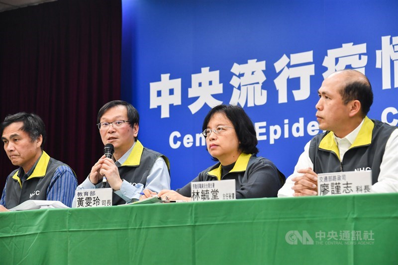 中央流行疫情指揮中心29日下午召開記者會,疾管署副署長莊人祥(左2)、內政部民政司司長林清淇(左)、教育部司長黃雯玲(右2)、勞動部職業安全衛生署主任秘書林毓堂(右)等出席。中央社記者林俊耀攝 109年1月29日