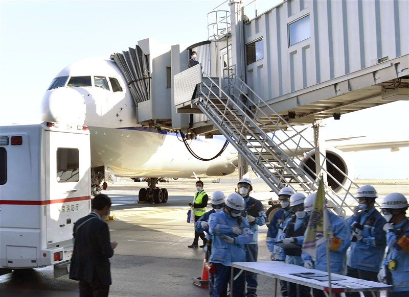 日本厚生勞動省30日宣布,29日搭乘首班專機從武漢返回日本的僑民有3人是武漢肺炎確診病例。圖為29日醫護人員抵達東京羽田機場。(共同社提供)