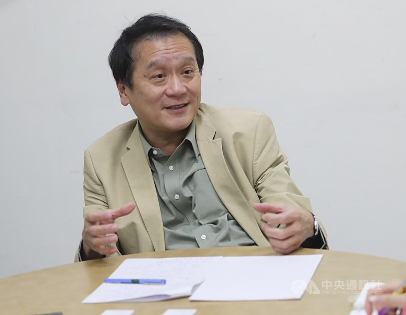 網路打破傳統貿易藩籬,各國貿易角力重點從地緣轉向科技戰,並進一步衍伸為國防戰略,也為台灣帶來更多機會,前駐WTO大使朱敬一指出,政府應更關注科技相關科系學生及師資問題。中央社記者裴禛攝 109年1月30日