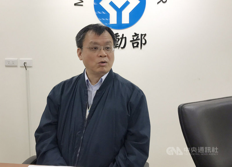 勞動部職業安全衛生署長鄒子廉31日受訪時澄清,依據中央流行疫情指揮中心目前發布訊息,僅於有感染之虞的醫療院所,其所有工作者應全程配戴口罩,雇主也應置備足量口罩。中央社記者吳欣紜攝 109年1月31日