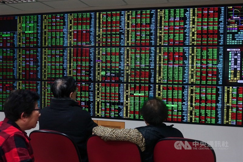 鼠年開紅盤首日台股大跌近700點,創下單日最大跌點,31日一掃陰霾,八大類股全數上漲,加權指數早盤大漲逾170點,最高11594點,漲幅逾1.4%。中央社記者吳家昇攝 109年1月31日