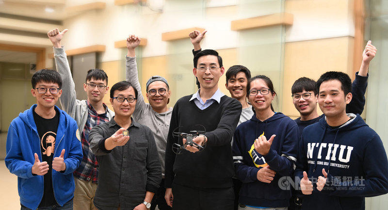 國立清華大學電機系教授鄭桂忠(前右3)、生命科學系教授羅中泉(前左2)率領團隊研發仿生物視覺神經的AI晶片,讓無人機模仿果蠅,自動閃避障礙物飛行。(清華大學提供)中央社記者魯鋼駿傳真 109年1月31日