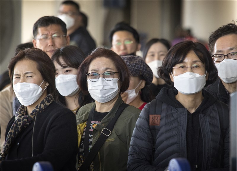 美國衛生官員30日宣布,美國出現首起人傳人武漢肺炎病例,患者是美國第2例確診病例配偶,未有中國旅遊史。圖為乘客從亞洲飛往洛杉磯國際機場,戴上口罩預防病毒。(法新社提供)