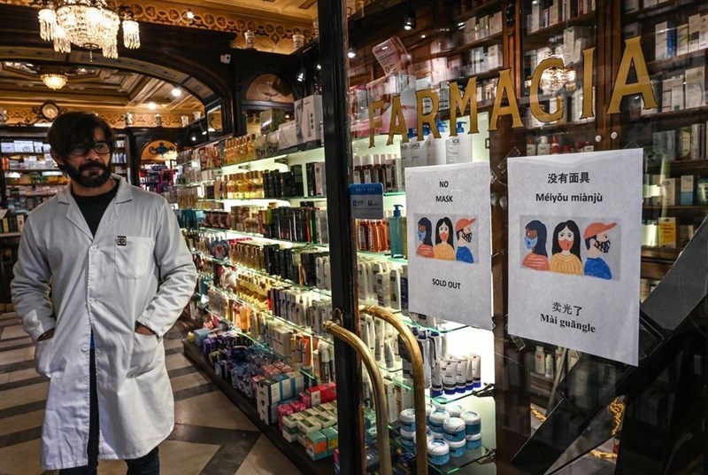 外交部歐洲司長姜森2月1日表示,義大利1月31日宣布禁止台灣航班入境,問題根源在於世界衛生組織(WHO)把台灣視為中國的一部分,誤導義大利衛生部門與民航局做成上述決定。圖為羅馬市中心藥局門上貼著口罩賣完的紙張。(法新社提供)
