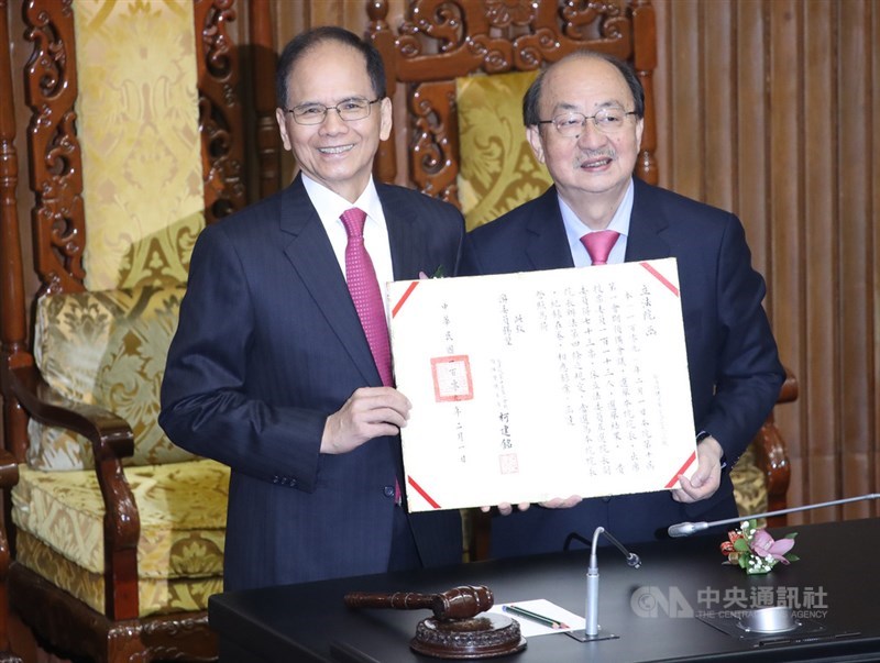 立法院第10屆立委1日報到,並舉行立法院長選舉,由民進黨立委游錫堃(左)獲得出席人數過半數的73票,當選立法院長,並由擔任立法院預備會議主席的柯建銘(右)頒發院長當選證書。中央社記者張新偉攝 109年2月1日