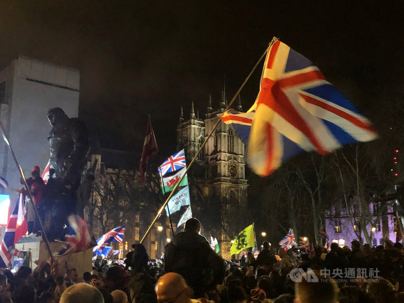 英國當地時間31日終於脫離歐洲聯盟,雖然僅是儀式性的脫歐日,仍吸引不少興奮的民眾到國會廣場慶祝。中央社記者戴雅真倫敦攝 109年2月1日