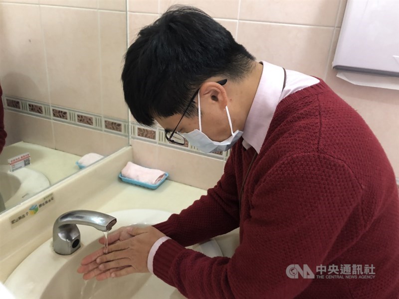 武漢肺炎疫情延燒,與其搶口罩,勤洗手是更簡單有效的預防方法。(中央社檔案照片)