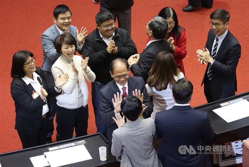 立法院第10屆立委1日報到、宣誓就職,立法院長選舉也在上午舉行,經投票後,由民進黨立委游錫堃(前中)拿下出席委員過半數得票,當選新任立法院長。開票後游錫堃與同黨籍立委擊掌致意。中央社記者張新偉攝 109年2月1日