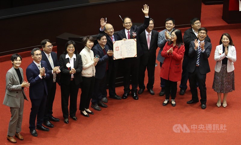 立法院第10屆立委1日報到,並舉行立法院長選舉,上午經投票後,民進黨立委游錫堃(左8)拿下出席委員過半數得票,將當選新任立法院長。開票結束後游錫堃與同黨籍立委合影留念。中央社記者張新偉攝 109年2月1日