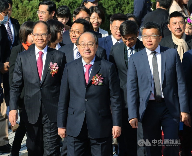 立法院第10屆立法委員1日報到、宣誓就職,並舉行立法院長選舉,民進黨立法院黨團一致支持立委游錫堃(前左)、蔡其昌(前右)的「堃昌配」。前中為民進黨立委柯建銘。中央社記者郭日曉攝 109年2月1日