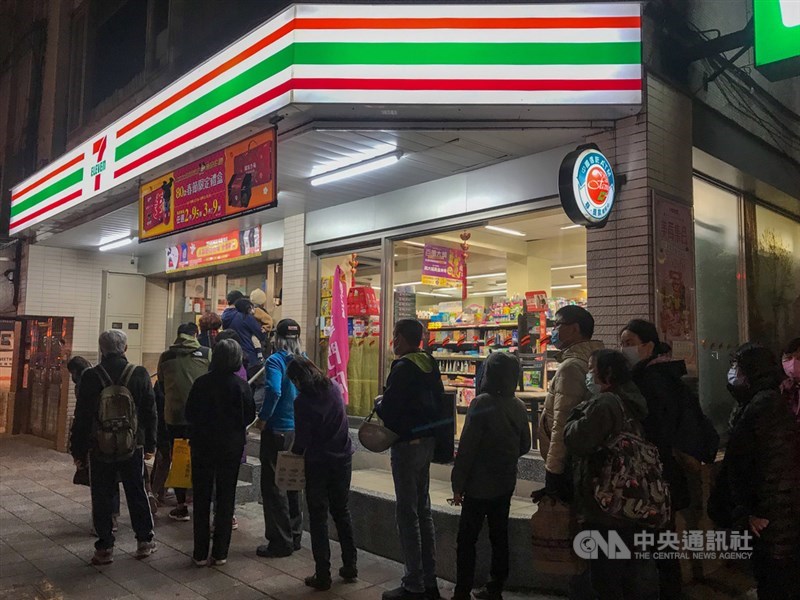 對於超商口罩到貨就被搶購一空。指揮中心2日表示實施實名制是可能解方,細節還在研議中。圖為北市一家超商門外有大批民眾排隊等買口罩。中央社記者裴禛攝 109年2月1日