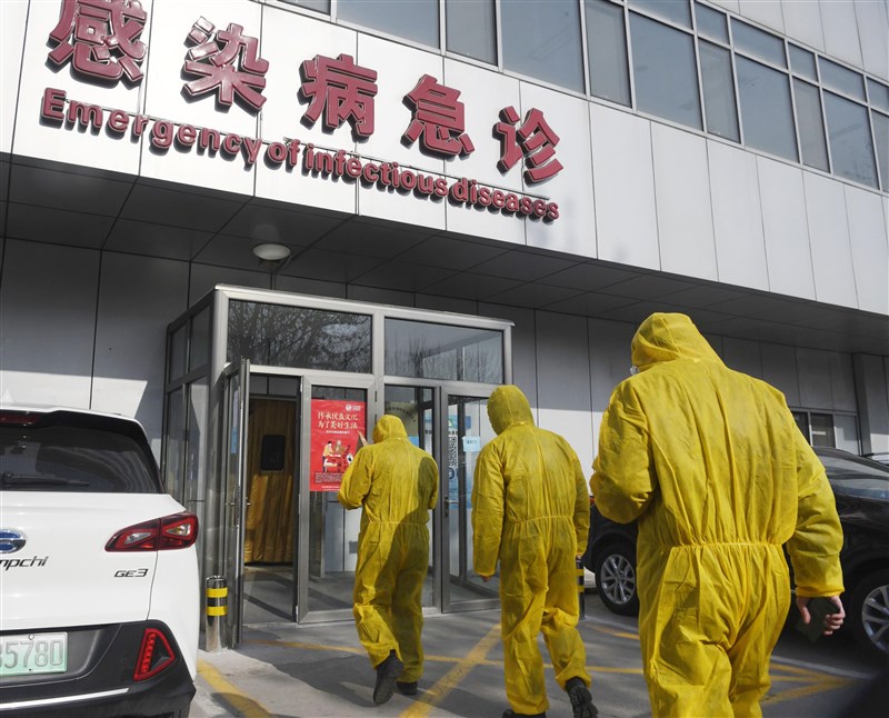 中新網報導,武漢大學人民醫院和中國科學院武漢病毒研究所聯合研究發現,在新型肺炎病患的糞便和肛門拭子檢體裡,也發現新型冠狀病毒核酸檢測陽性。圖為中國北京醫護人員穿防護衣進入醫院。(共同社提供)