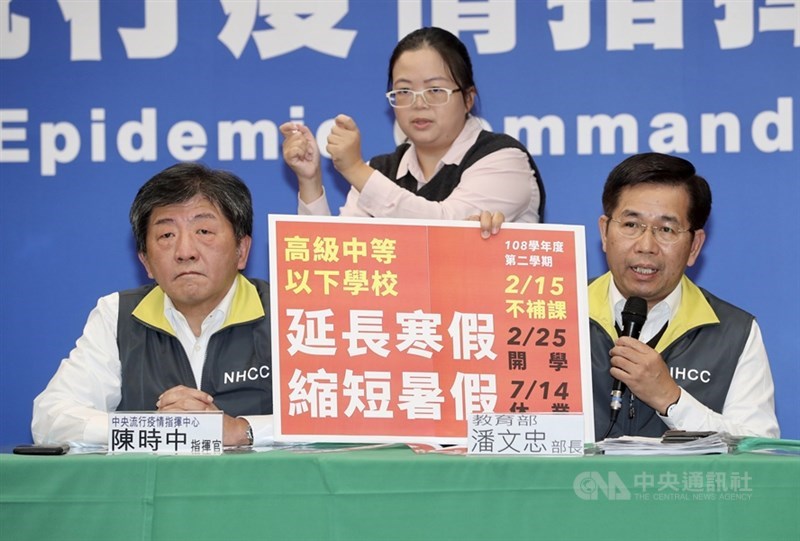 武漢肺炎疫情持續延燒,中央流行疫情指揮中心2日召開專家會議,建議延後至2月25日開學,高中以下延長寒假,暑假則延後至7月15日開始放假,教育部長潘文忠(右)進行說明。中央社記者張皓安攝 109年2月2日