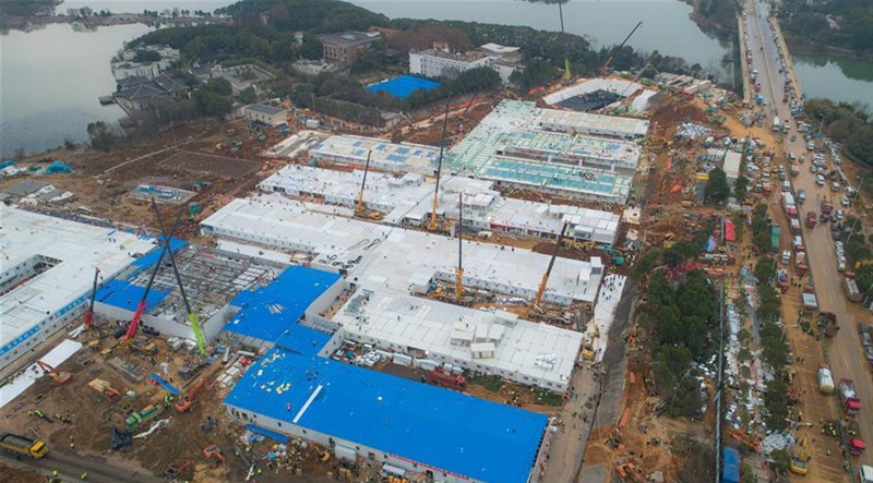 中國官方將火神山醫院定位主要救治武漢肺炎確診患者,內設床位1000張。(圖取自twitter.com/CCTV)