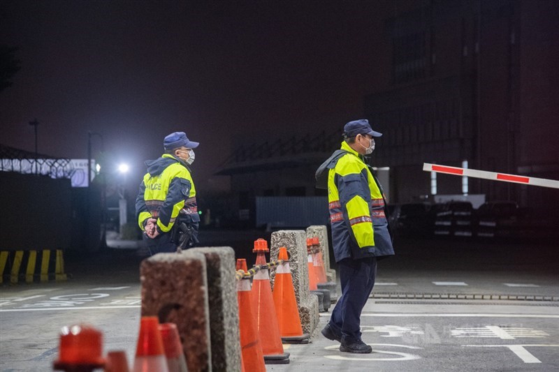 受到中國武漢肺炎疫情影響,部分滯留武漢台商3日晚間搭乘專機返台,預計抵達桃園機場,門口警察配戴口罩嚴陣以待。中央社記者林俊耀攝 109年2月3日