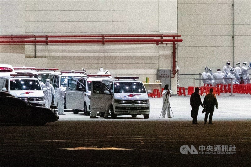中國武漢肺炎疫情嚴峻,首批滯留武漢台商3日晚間搭乘專機返台,現場救護車與相關醫護人員嚴陣以待。中央社記者林俊耀攝 109年2月3日