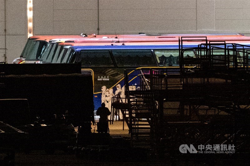 中國武漢肺炎疫情持續延燒,部分滯留武漢台商3日晚間搭乘專機返台,桃園機場現場遊覽車、救護車及醫護人員嚴陣以待。中央社記者林俊耀攝 109年2月3日