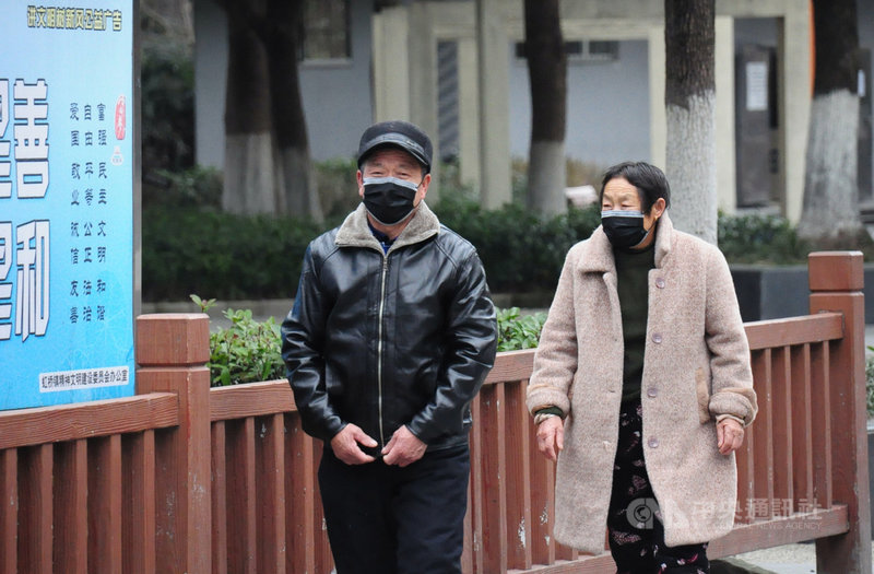 武漢肺炎疫情在中國持續蔓延,口罩幾乎成為民眾外出的必要配備。圖為上海民眾戴上口罩外出散步。中央社記者沈朋達上海攝 109年2月3日
