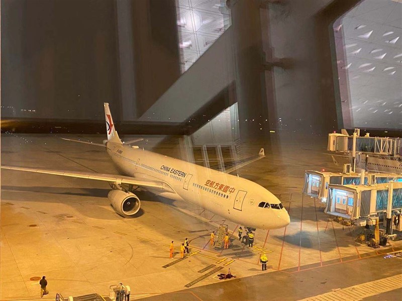 陸委會主委陳明通5日說,台商在中國登機前檢疫「明顯出現漏洞」,將力求防疫滴水不漏,才會啟動第二批接回。圖為滯留武漢國人3日晚間在武漢搭乘中國東方航空班機。(台商徐正文提供)中央社 109年2月3日