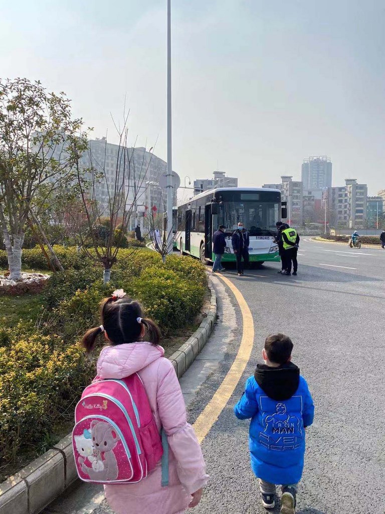 首批滯留武漢的200多名台人預計3日晚間搭機返台，一行人中午集結上車，準備前往機場。圖為2名首批返台的兒童。（台北家長會長協會提供）中央社　109年2月3日