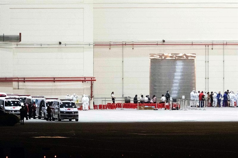 滯留武漢台商3日晚間搭乘專機返台,桃園機場現場救護車及醫護人員嚴陣以待。中央社記者林俊耀攝 109年2月3日