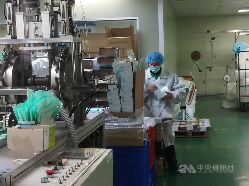 因應武漢肺炎疫情,口罩需求大增,國防部調派16名後備軍人4日進駐華新醫材集團工廠協助生產口罩,16人分早、晚班,廠方先安排協助包裝與上料。(華新醫材提供)中央社記者蕭博陽彰化傳真 109年2月4日
