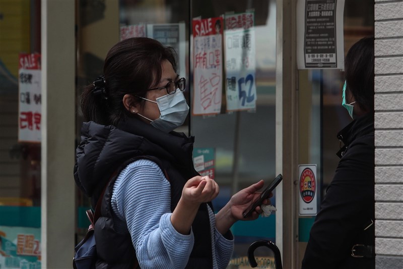 武漢疫情延燒,全民瘋搶口罩,6日實名制購買口罩上路後,民眾可使用健保卡在全國6000多家健保特約藥局購買。(中央社檔案照片)